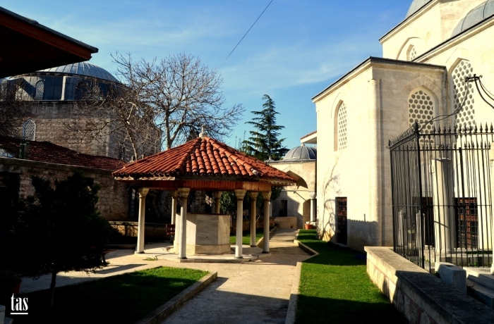 Bayrampaşa Külliyesi avlusundan bir görünüm — şadırvan ve tekke yapıları