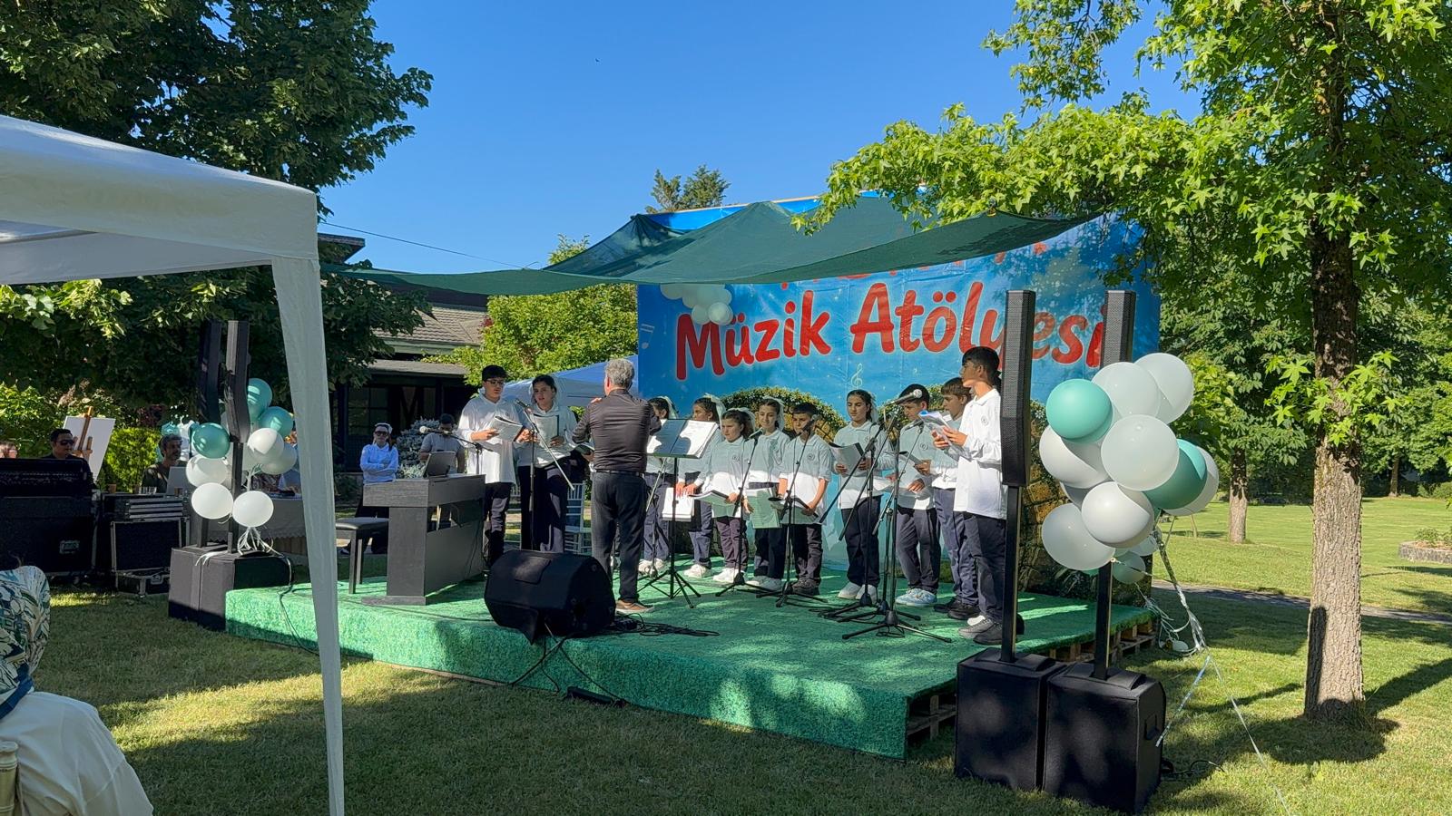 "Bir Yılın Şarkısı" Sahnede Yankılandı